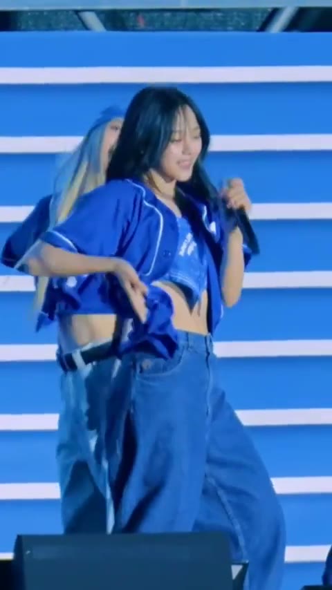 뉴진스 민지 대학 행사 올블루 반다나 패션 개미허리 배
