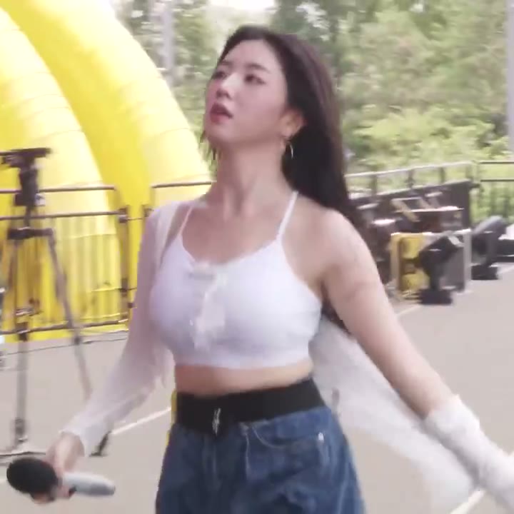 트리플에스 박소현 크롭 흰 나시 묵직한 드리블