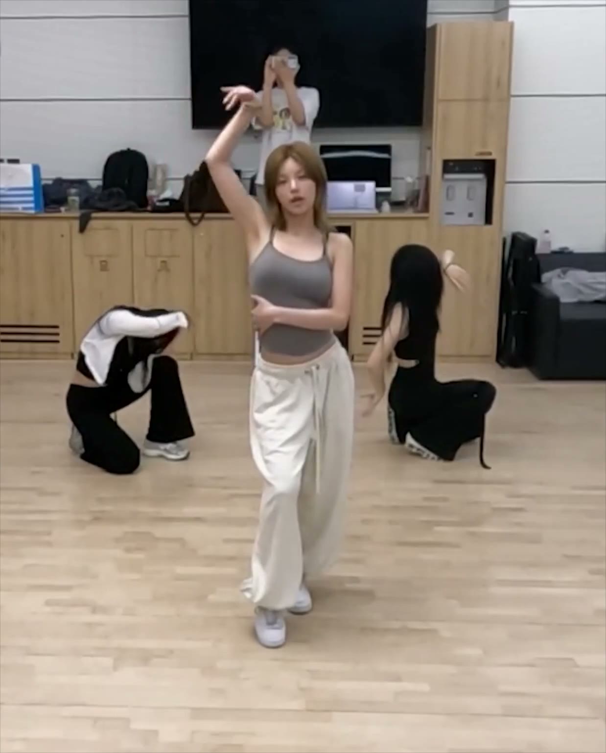 회색 민소매 입고 연습하는 예지