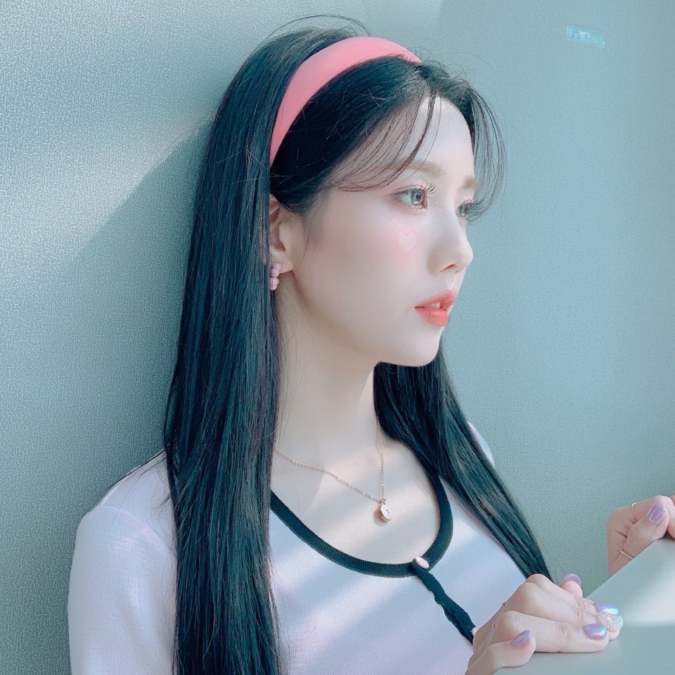 대기실에서 사진 찍는 권은비 옆태가.. 5