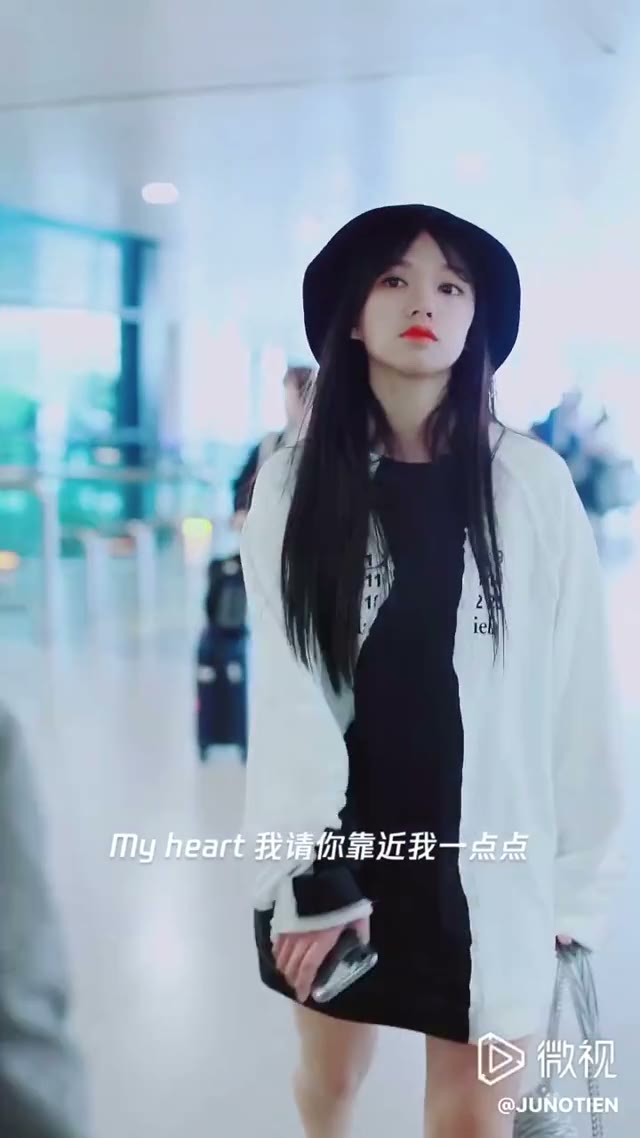 차에 타는 우주소녀 성소 새하얀 하체