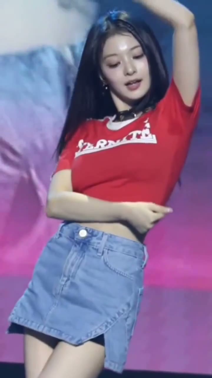 프로미스나인 이나경 봉긋 가슴 빨간 크롭티 겨땀