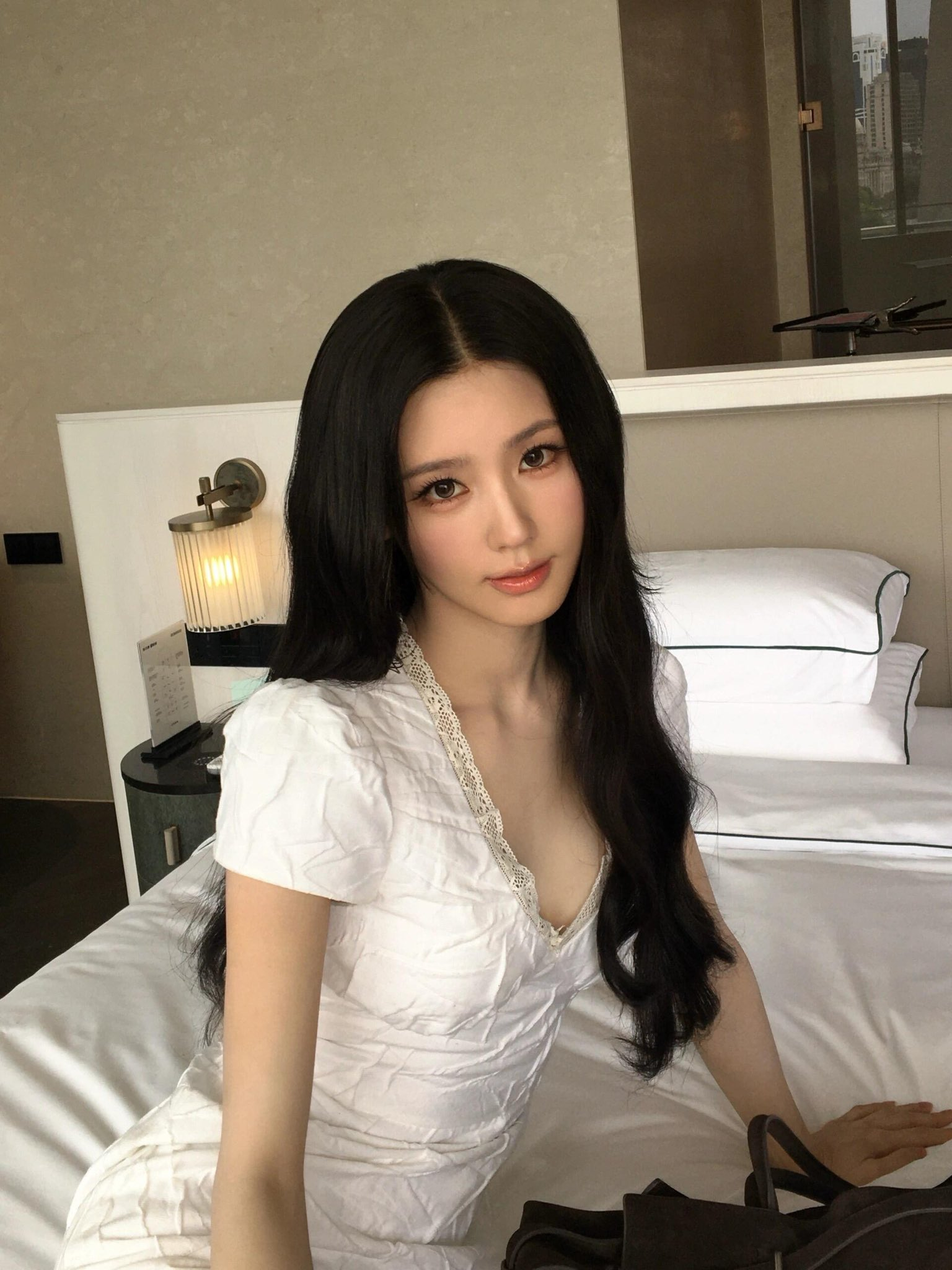 미연 누나 침대에서 정말 예뻐 보여요. 1