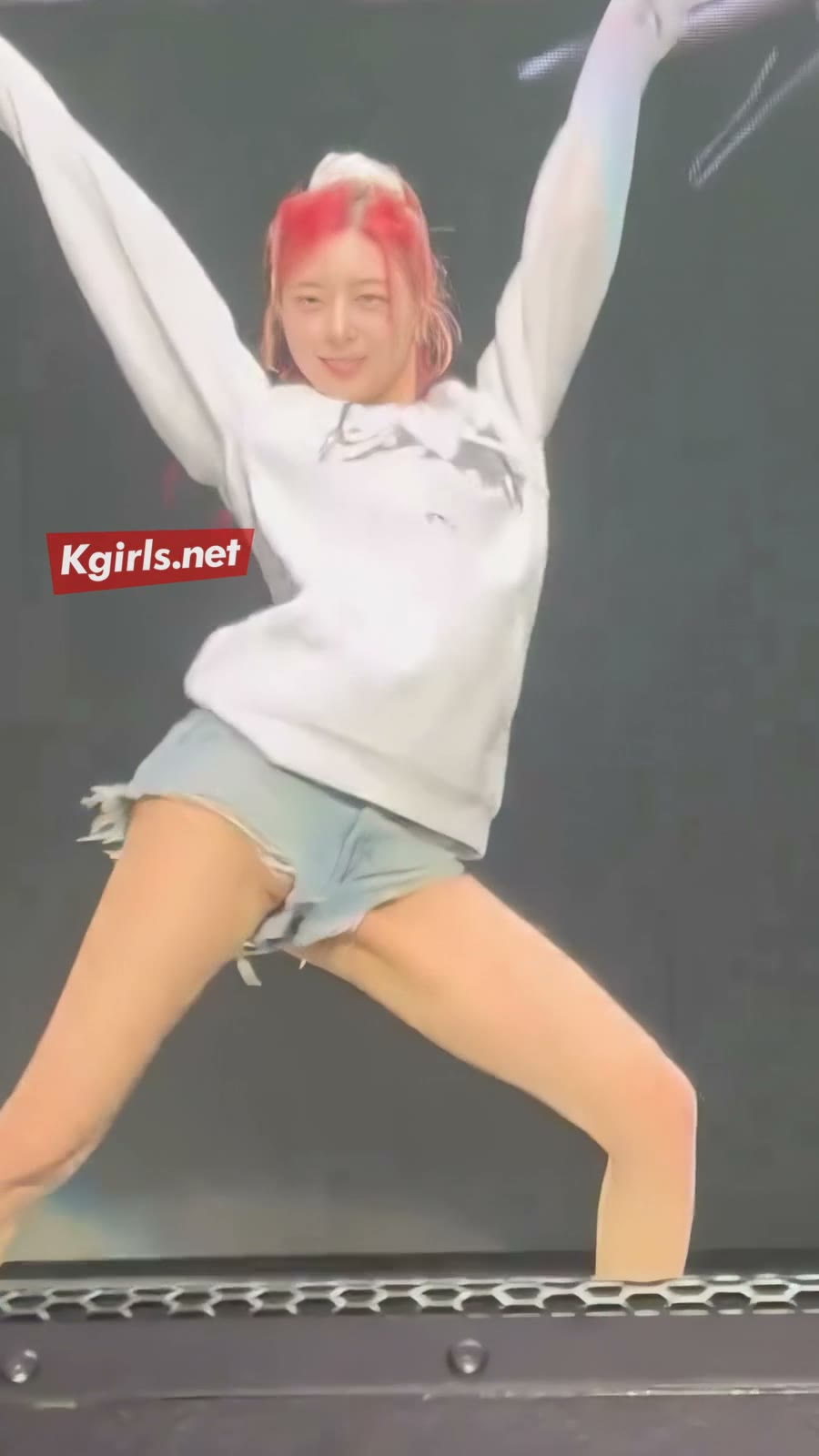 있지 유나 시원한 청팬츠를 바로 앞에서