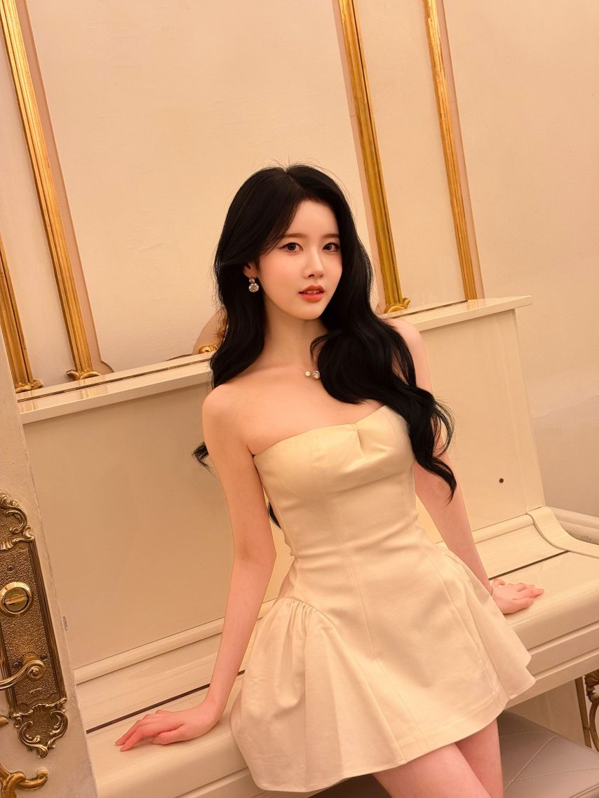 스테이씨 시은 오프솔더 미니 드레스 가슴골 살짝 6