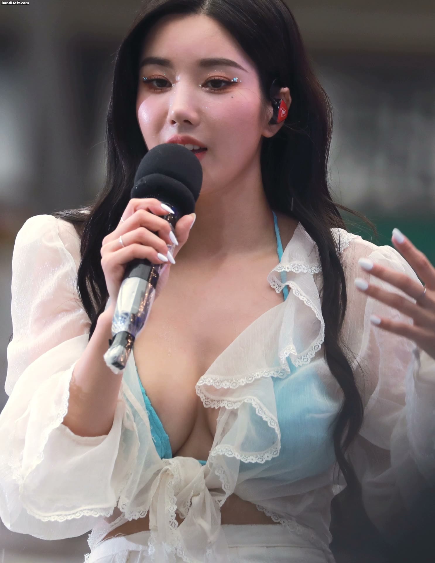 권은비 다시 보는 워터밤 하늘색 비키니 가슴골