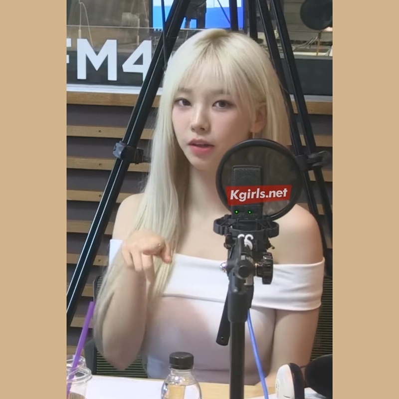 카리나 라디오 묵직한 오프숄더 패션 8