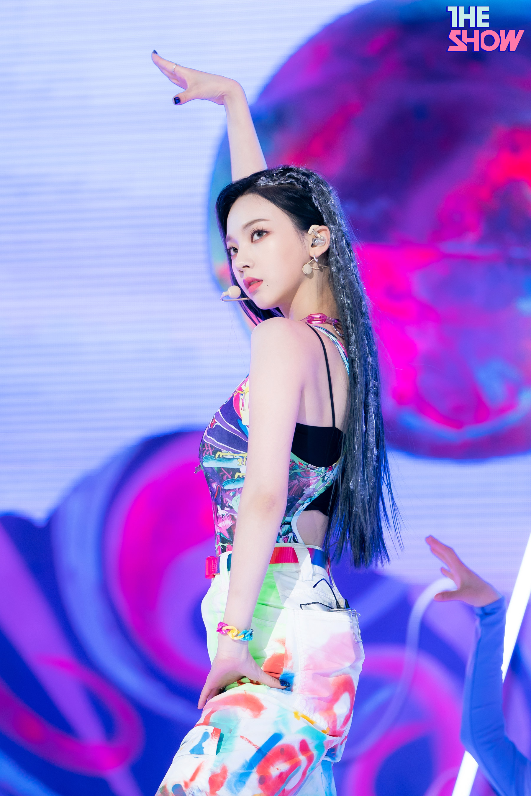 에스파 카리나 더쇼 화려한 민소매 의상 11