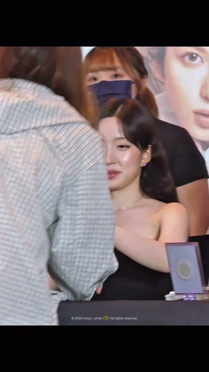 팬이 스포츠 브라를 입고 온 해원
