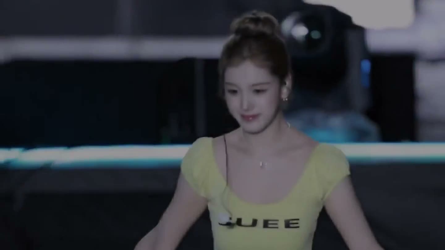 스테이씨 재이 계단 뛰어서 올라오는 노란 원피스 가슴 바운스