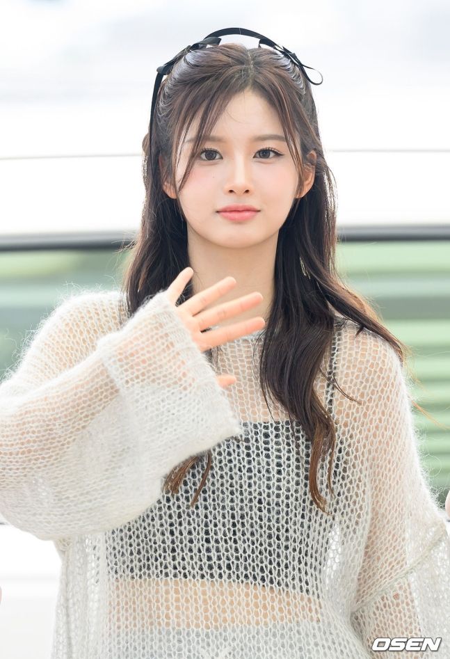 엔믹스 설윤 시스루 망사 니트 속 블랙 끈나시 2