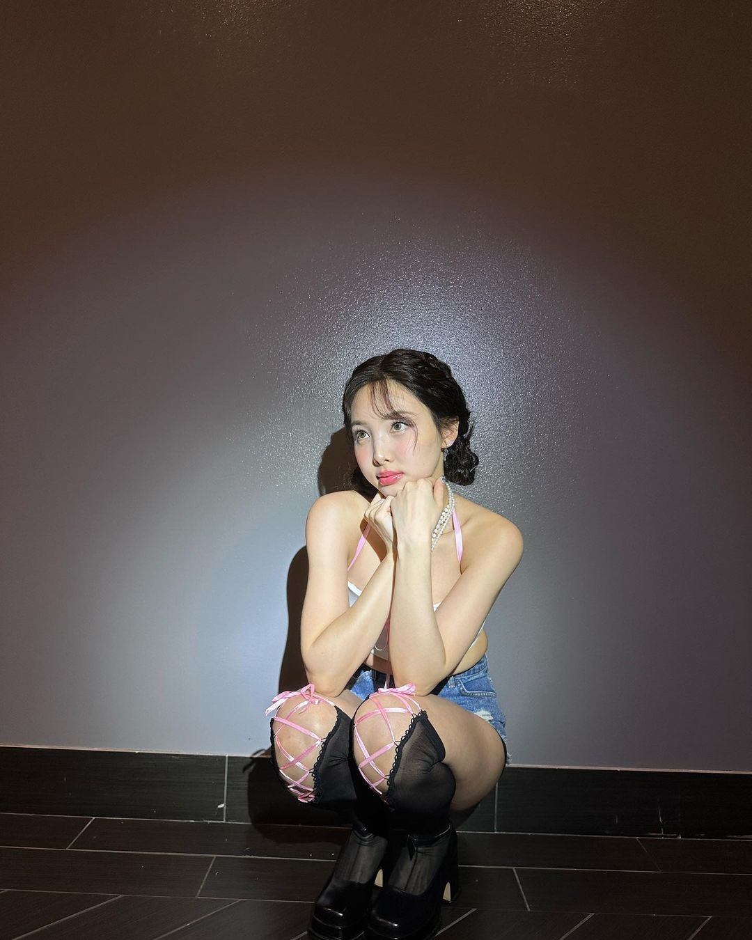 쪼그려 앉은 나연1 8