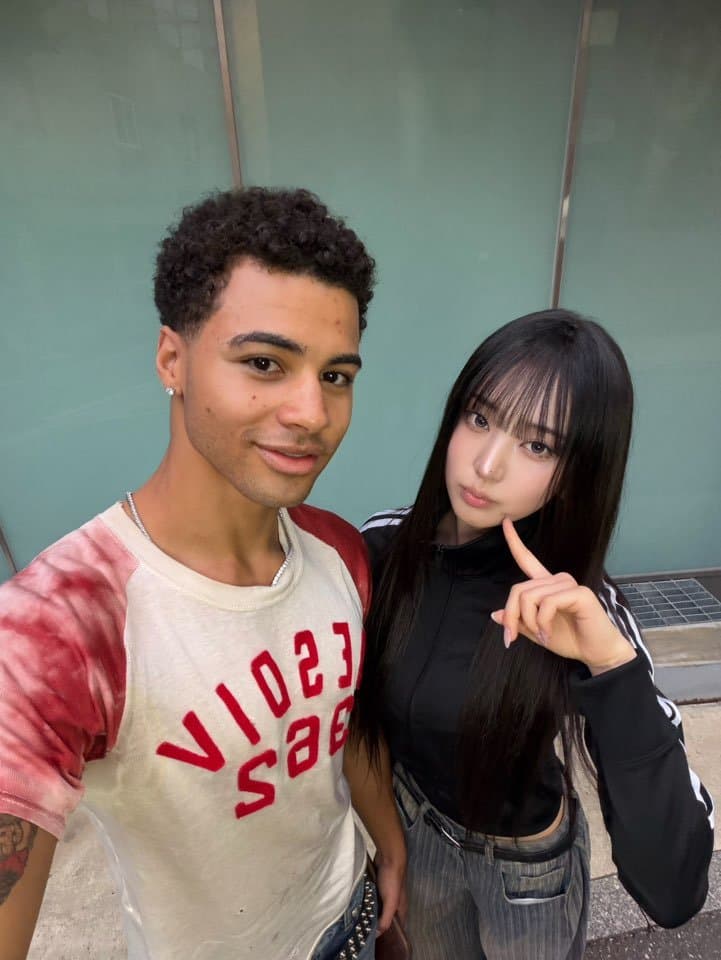무시알라 왼쪽 팔과 닿은 듯한 이솔 1