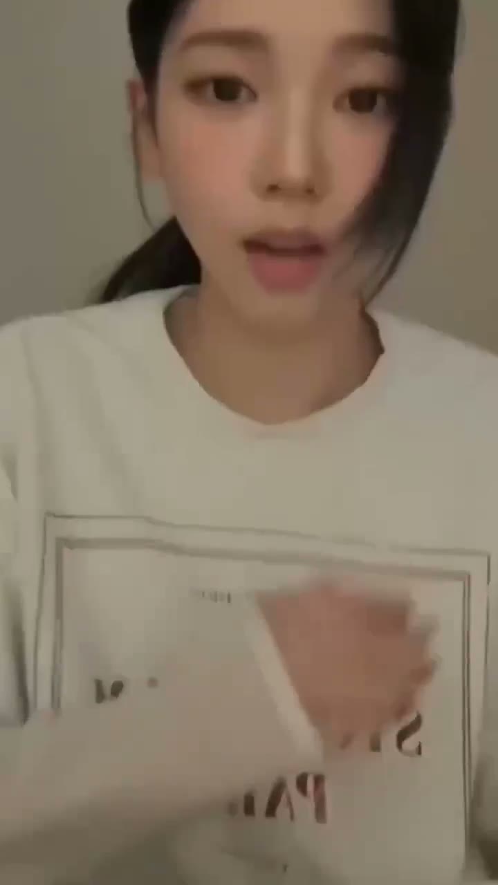 에스파 카리나 황급히 가슴 가리며 경멸하는 눈빛