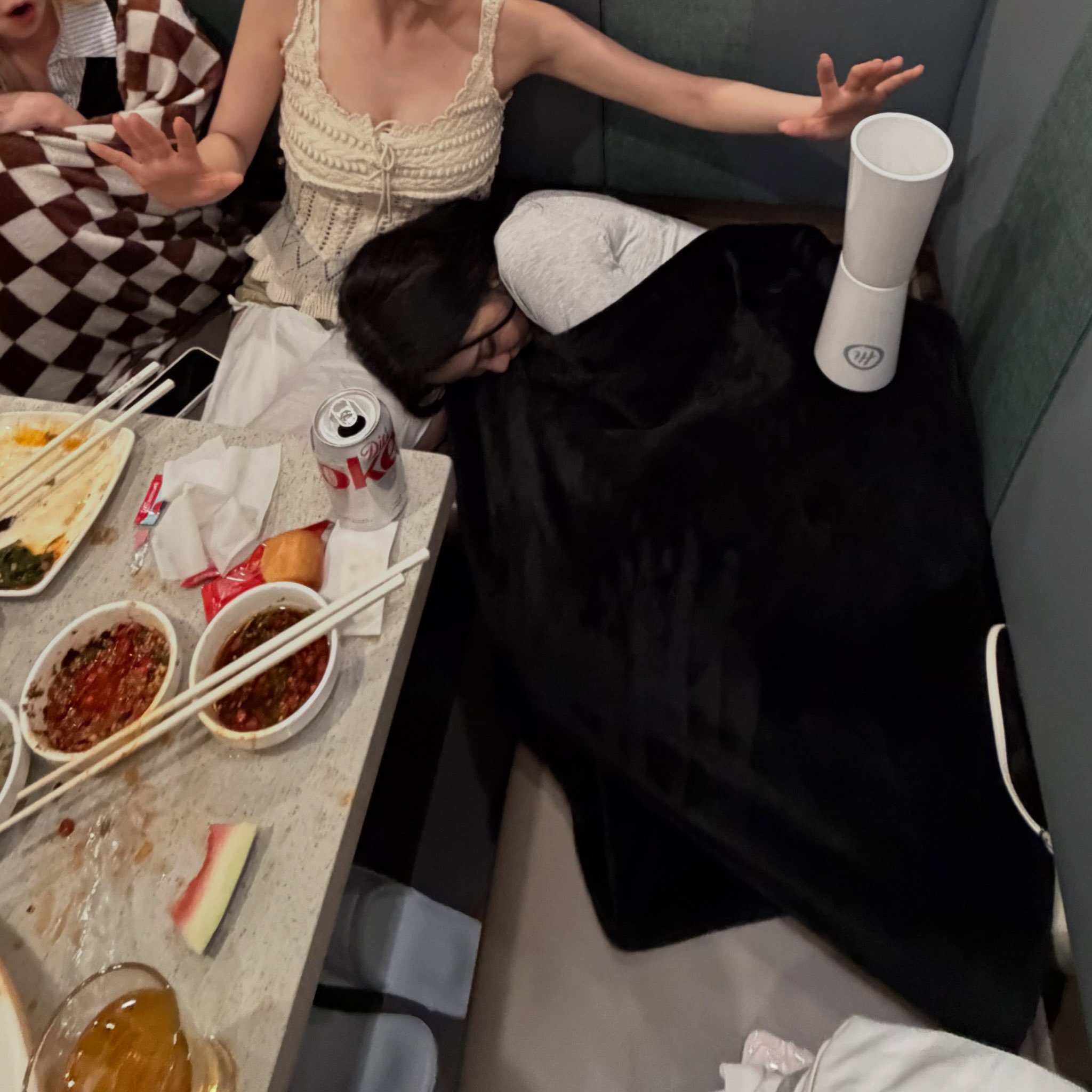 자는 닝닝 위에 텀블러 올리는 카리나 3