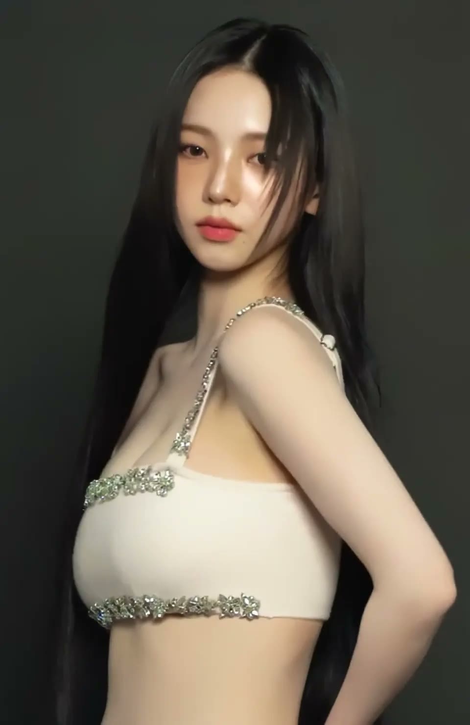 에스파 카리나 보석 박힌 누드톤 브라탑 묵직 가슴
