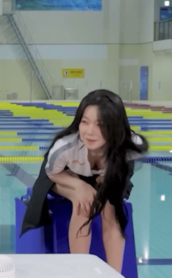 프로미스나인 백지헌 방심한 숙인 가슴골