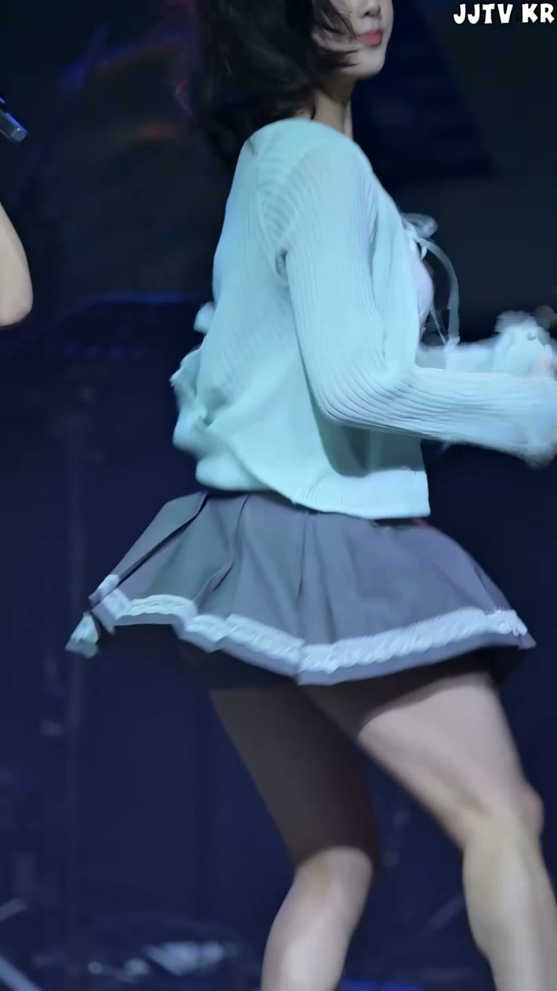라잇썸 나영 내려온 어깨끈 화이트 민소매 숙인 가슴골