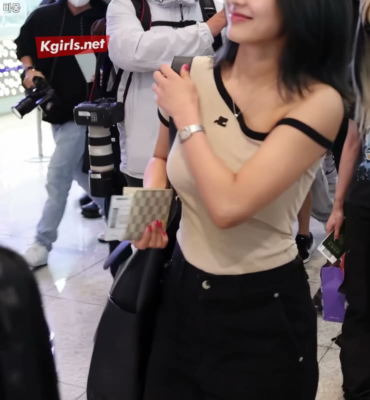 지효 & 모모 오늘자 공항 출국길