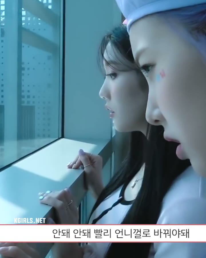 대기실에서 사진 찍는 권은비 옆태가..