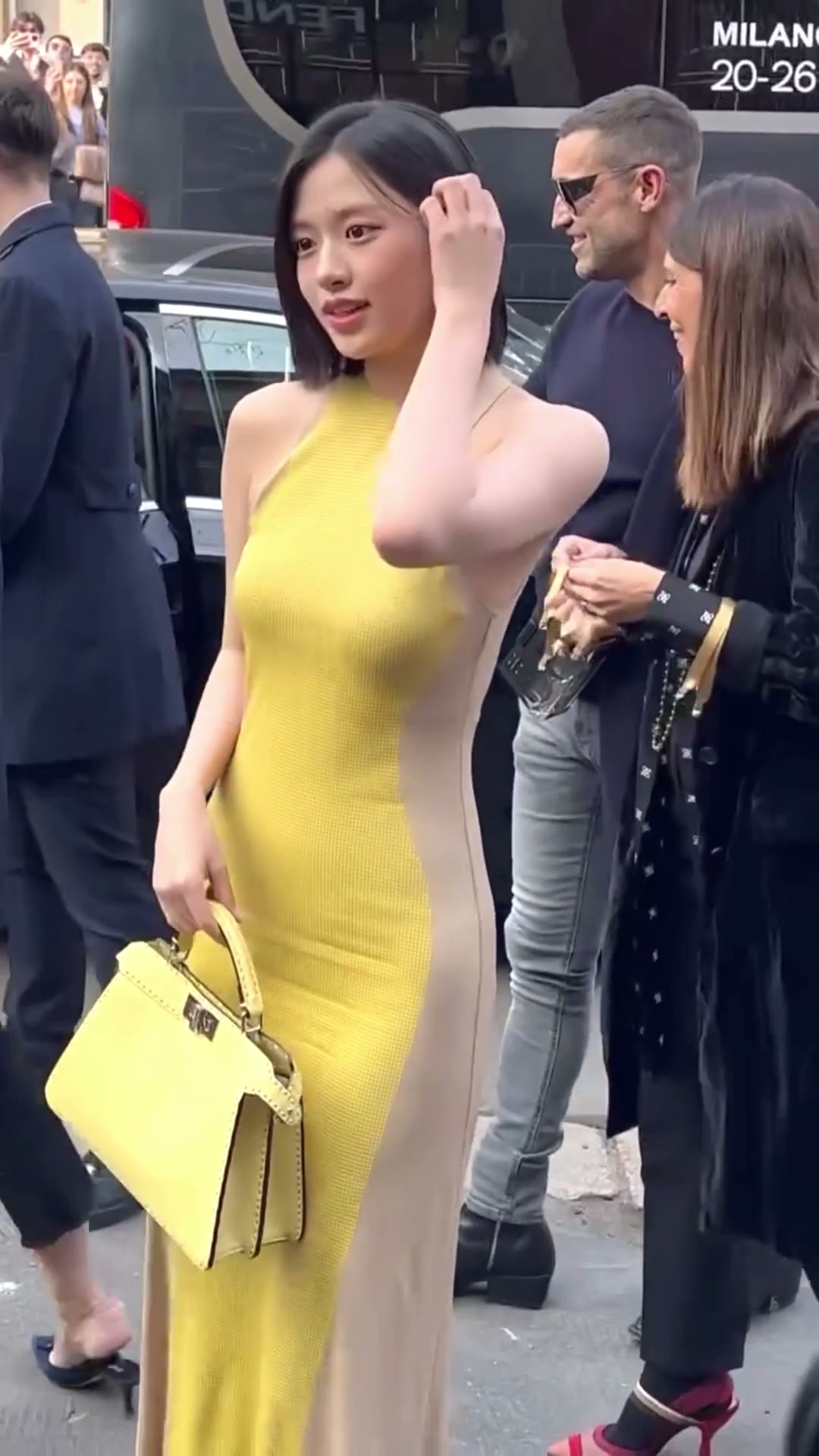 아이브 안유진 몸매 굴곡이 드러나는 노란색 드레스 S라인