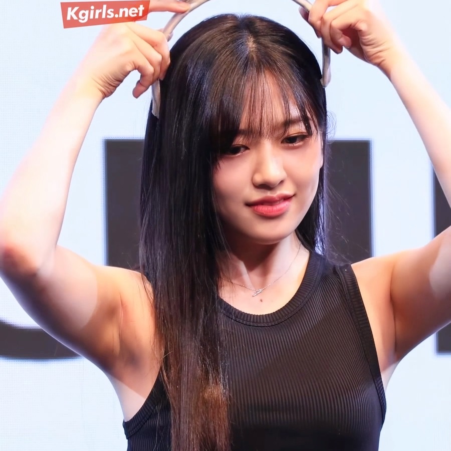 아이브 안유진 겨드랑이가 자신있는 민소매 9