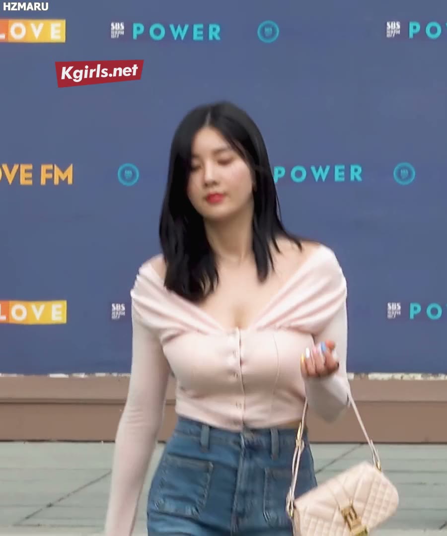 권은비 라디오 출근길 사복 패션