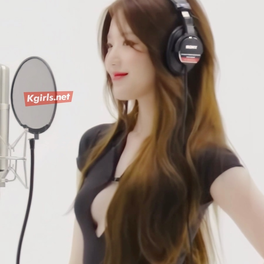 (여자)아이들 슈화 가슴 깊이 파인 의상 11
