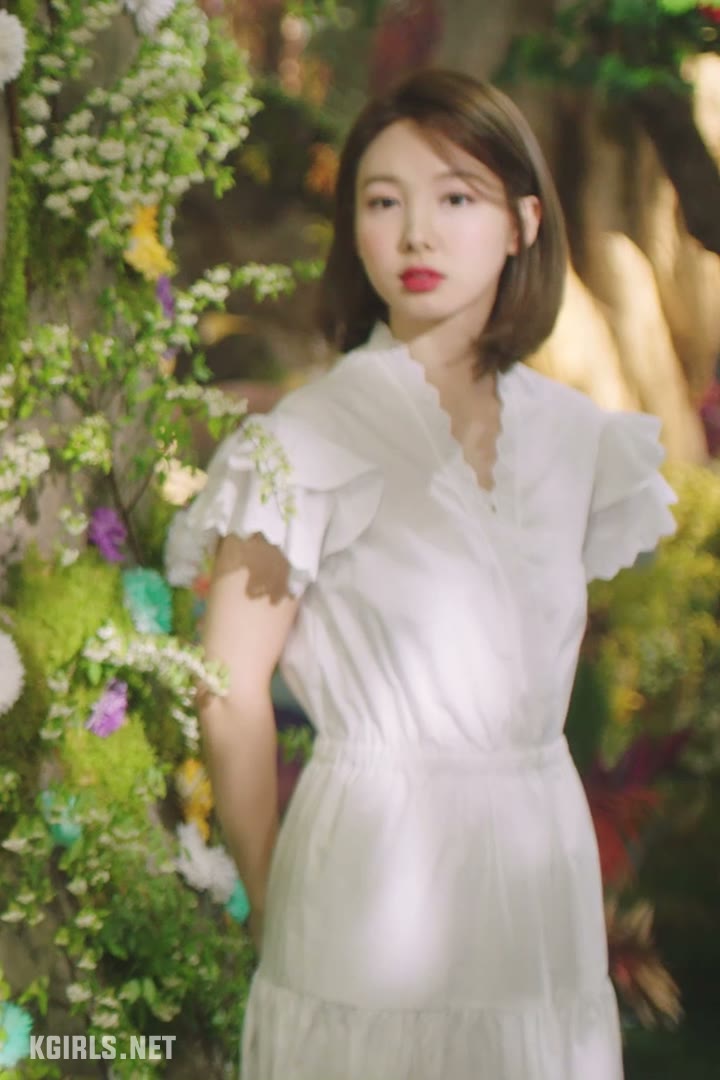 트와이스 MORE & MORE 뮤비 속 나연