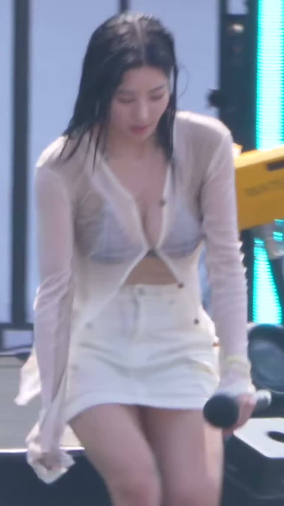 권은비 젖은 흰 셔츠 비키니 가슴골