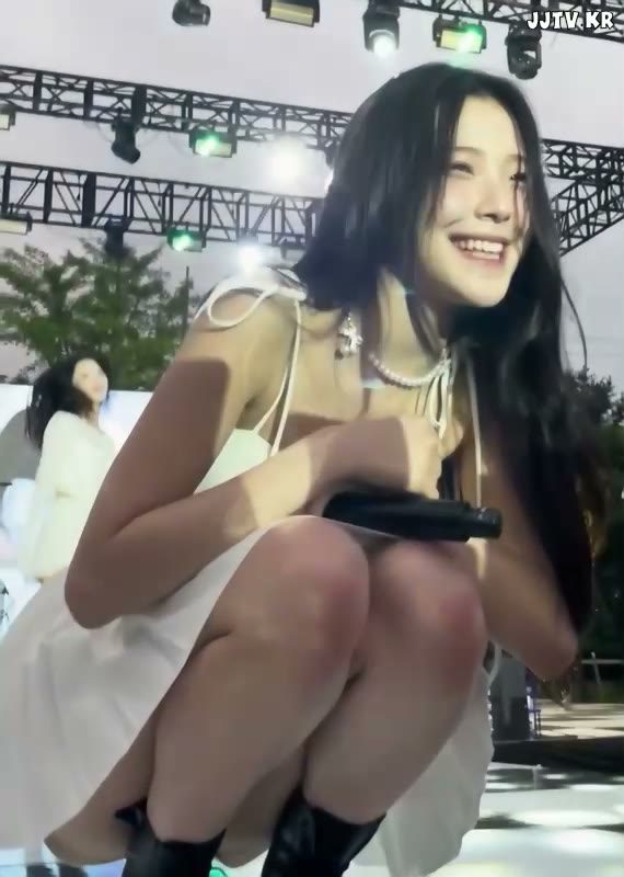 무대 앞에 쪼그리고 앉아 팬서비스 해주는 프로미스나인 백지헌
