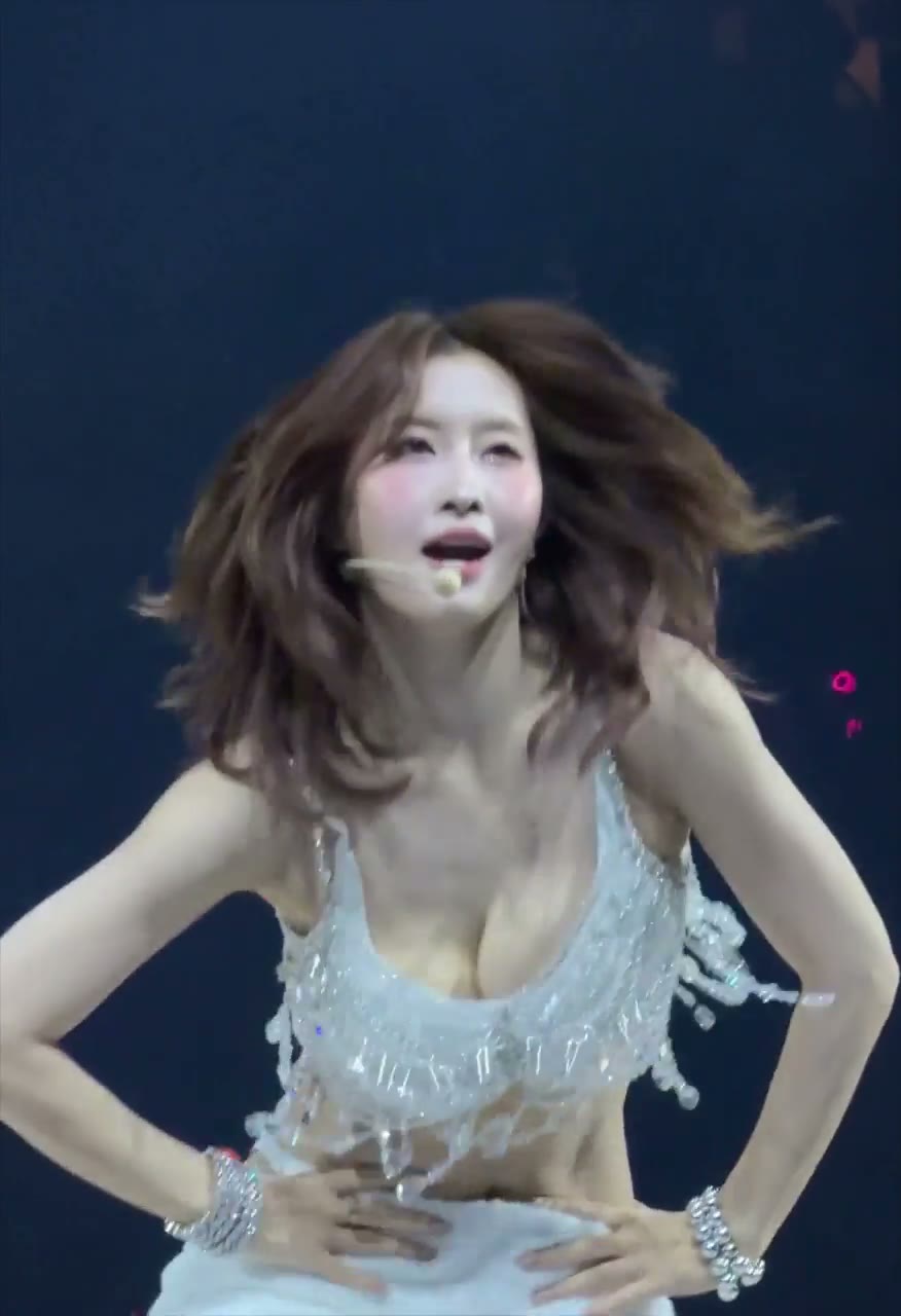 트와이스 모모 숙인 가슴골