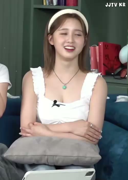 라잇썸 나영 웃을때 숙인 가슴골