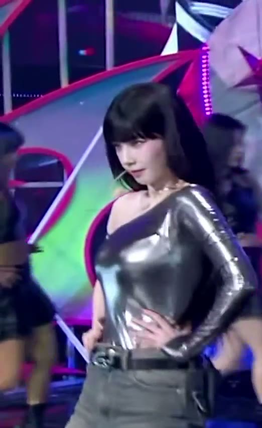 에스파 카리나 밀착 은박 의상 덜렁이는 가슴