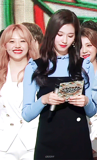 카메라에 사나빔 쏘는 사나.gif 4