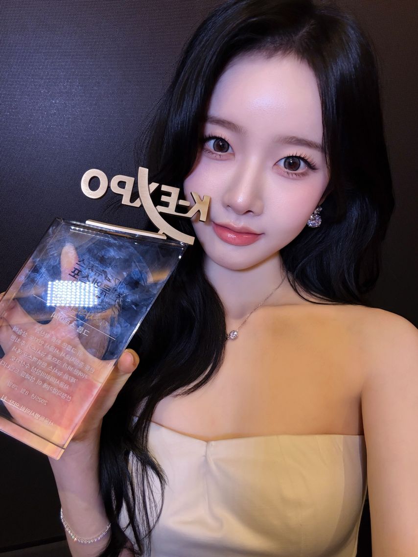 스테이씨 시은 오프솔더 미니 드레스 가슴골 살짝 4