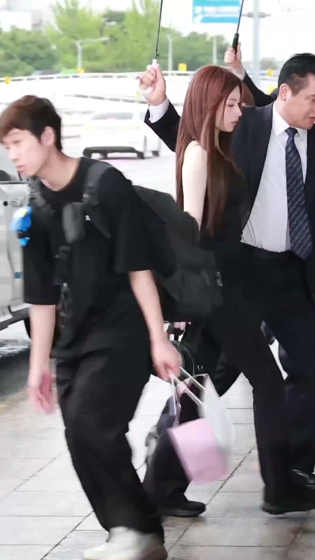 [트와이스] 오늘자 사나 공항패션