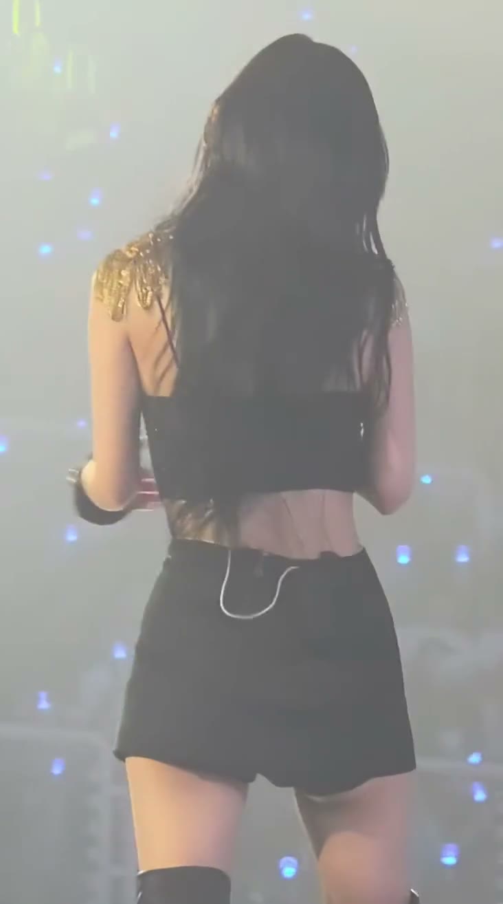 프로미스나인 이채영 밑에서 찍은 검정핫팬츠 허벅지 엉밑살 떨림