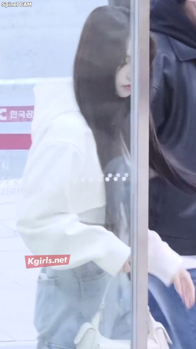 카리나 기립근이 돋보이는 크롭 패션