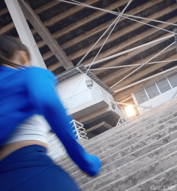 계단을 오르는 레깅스 나연.gif 2