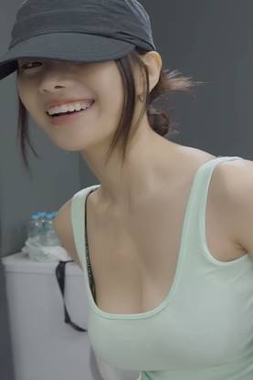 살아있는 민소매 키스오브라이프 나띠 움짤 1