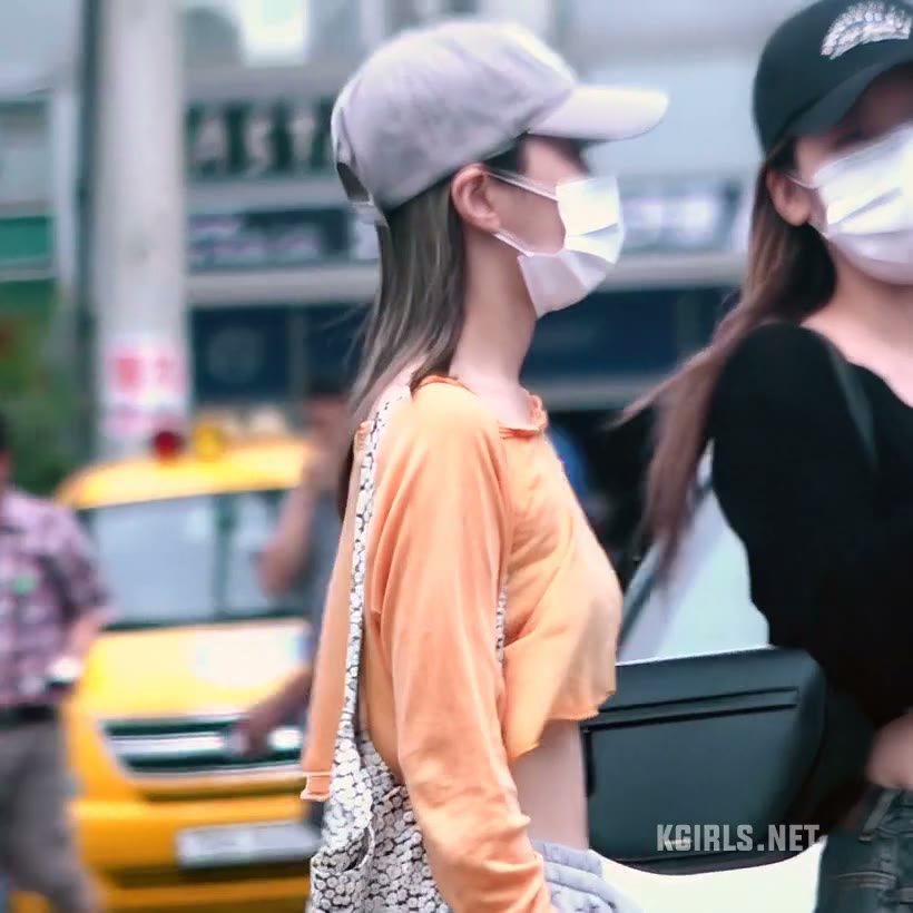 itzy 류진 허리가 시원한 크롭티 사복 패션