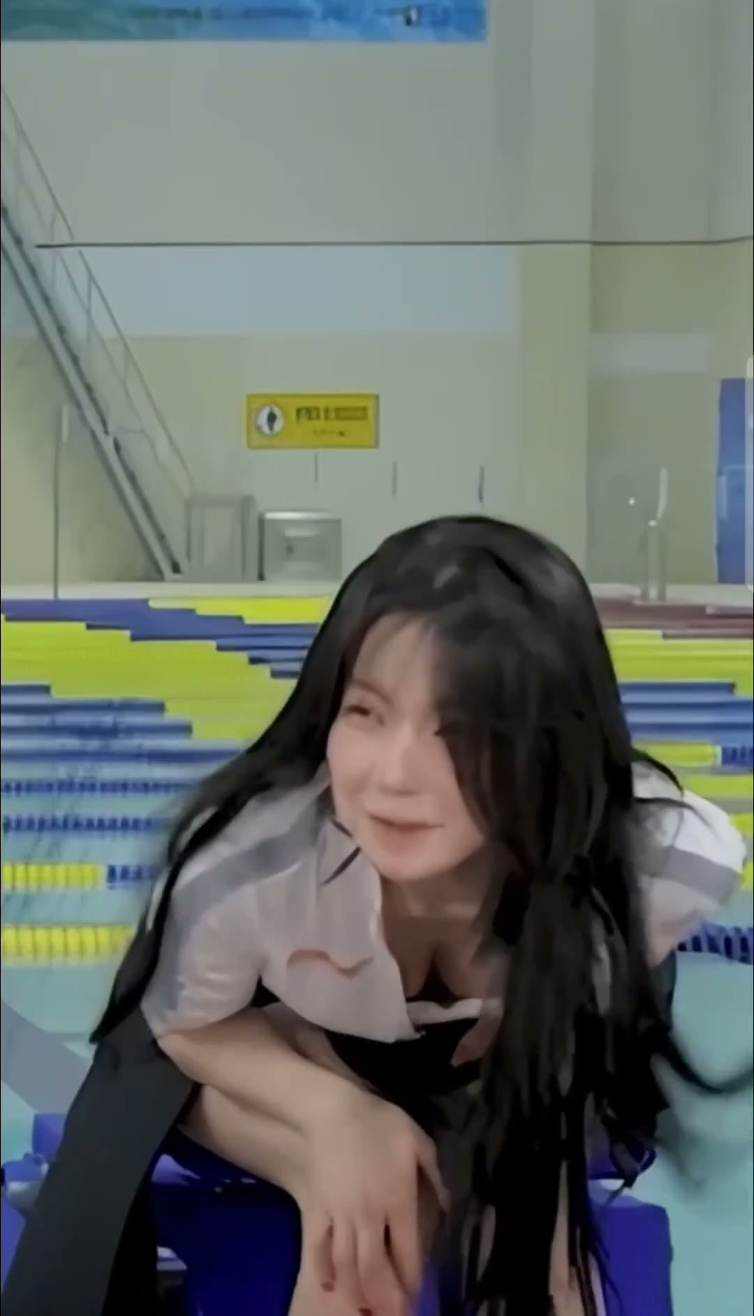 프로미스나인 백지헌 급하게 가렸지만 노출해 버린 가슴골