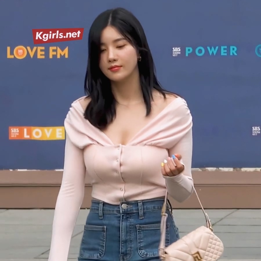 권은비 라디오 출근길 사복 패션 3