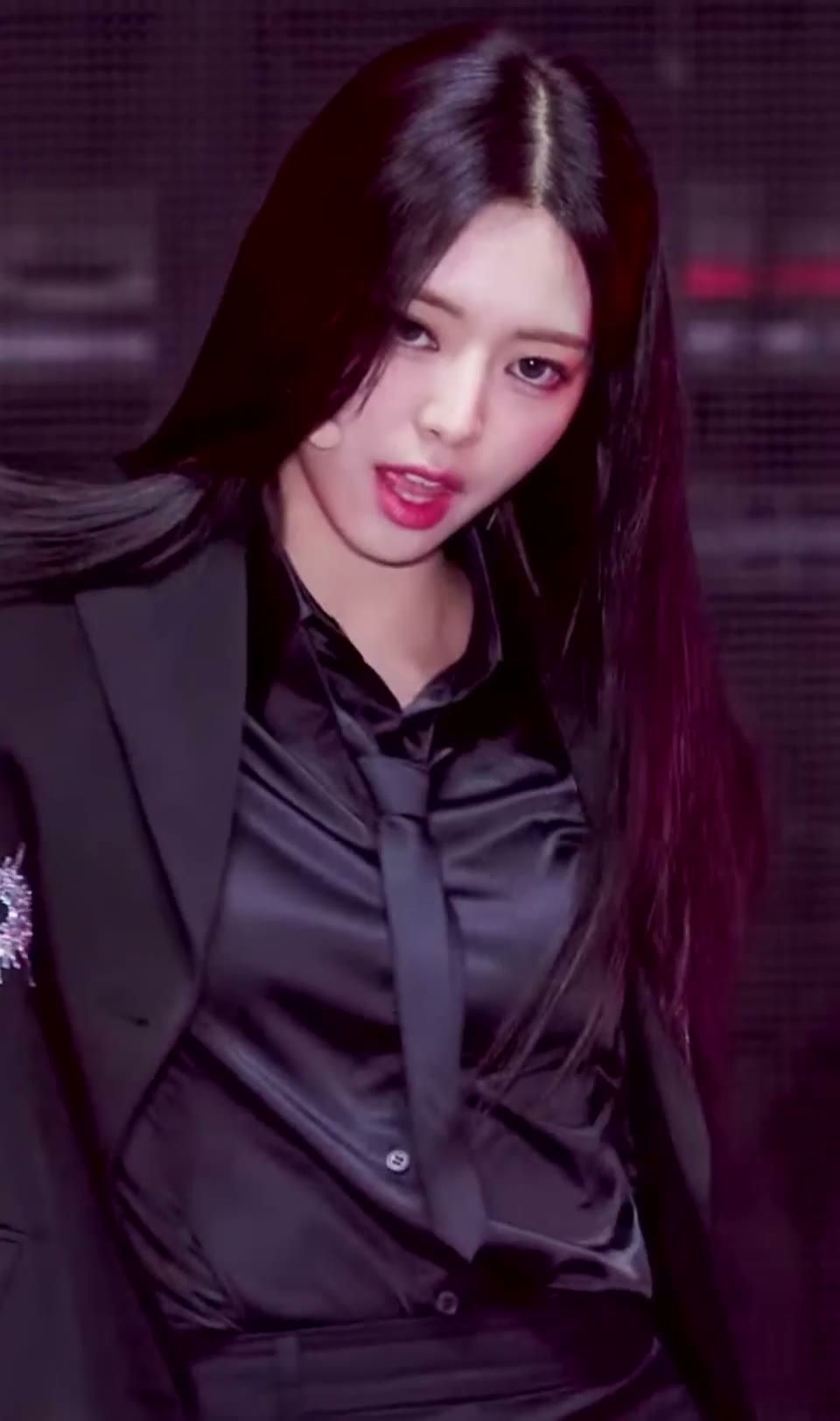 있지 유나 검은 정장 속 실크셔츠 봉긋한 가슴 바운스 섹시한 표