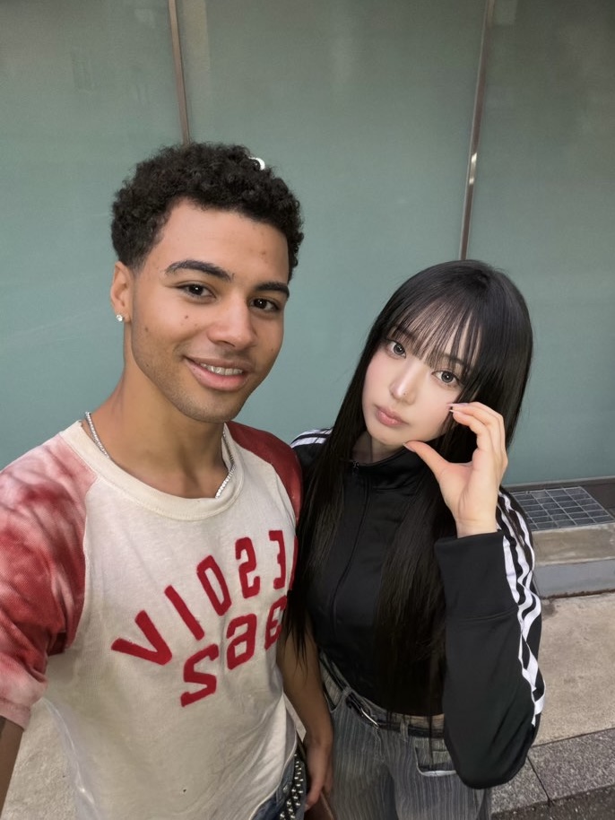 무시알라 왼쪽 팔과 닿은 듯한 이솔 2