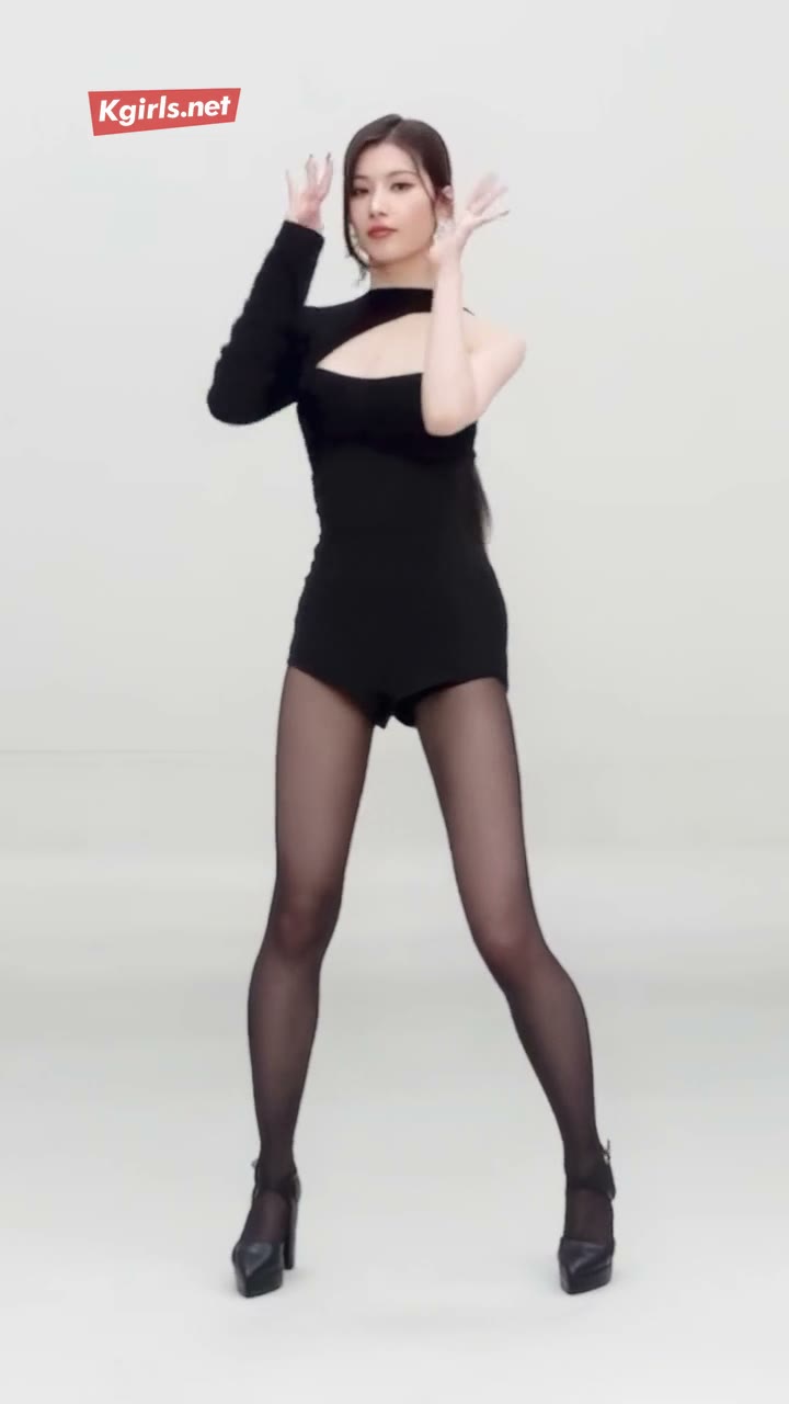 트와이스 사나 검스 차림으로 안무