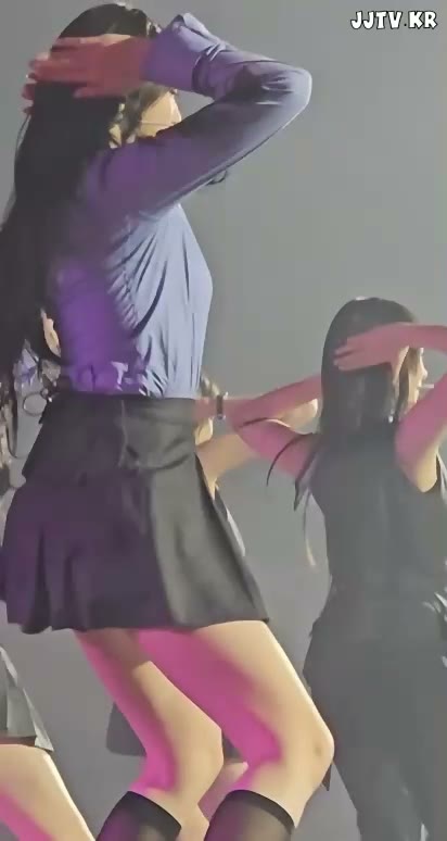 아이브 이서 살짝 밑에서 찍는 회색 교복치마 엉벅지