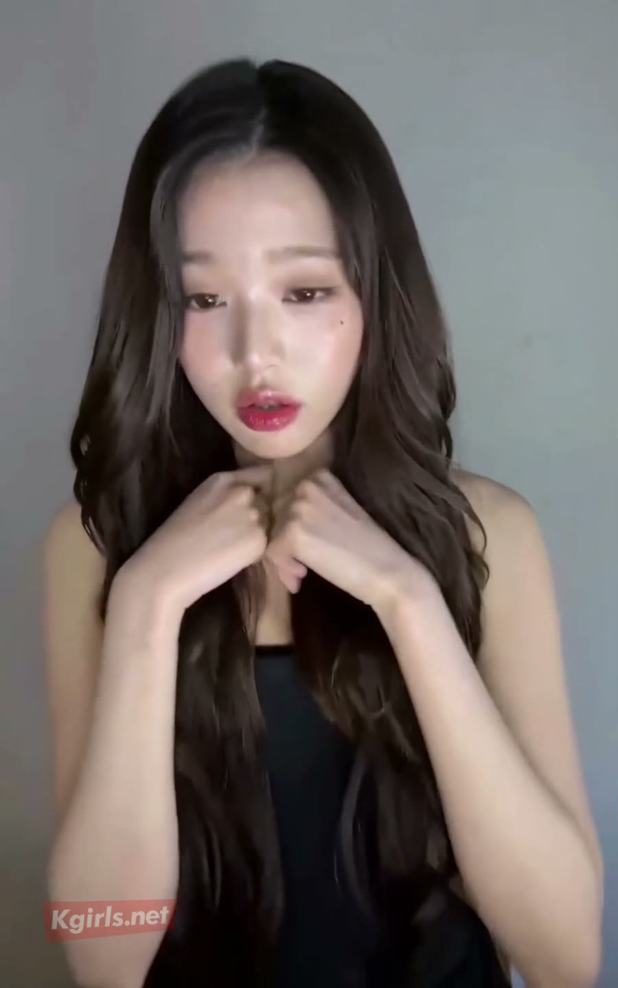 아이브 장원영 라이브 방송 오프숄더 원피스 윗가슴골