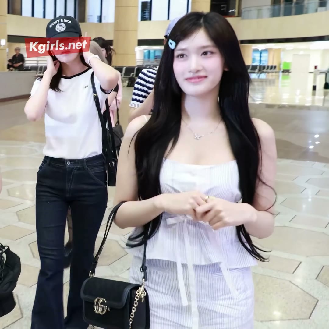 아이브 이서 시원한 끈나시 공항패션